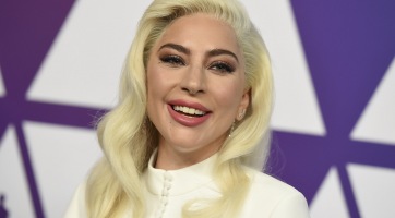 Egy nagy kád jégben fekve üzent rajongóinak Lady Gaga