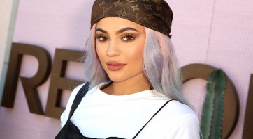 Egy szobányi táskája van Kylie Jennernek