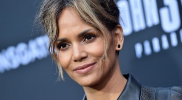 Egy szőrös láb szerint Halle Berry bepasizott