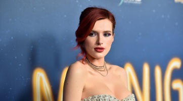 Egy vagon pénzzel fotózkodott Bella Thorne