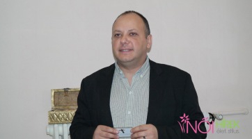 Elhunyt Damu Roland