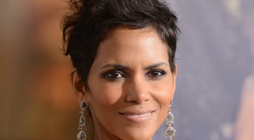 Elképesztően lapos hasat mutatott Halle Berry