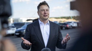 Elon Musk a csúcsra tört, lehagyta Jeff Bezost