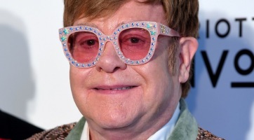 Elton John beégett a rajongói előtt