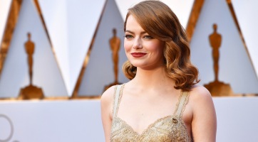 Emma Stone újra divatba hozza a dauerolt hajat
