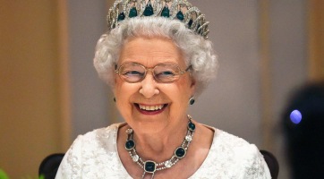 II. Erzsébet királynő elhagyja a Buckingham-palotát