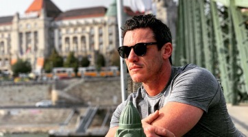 Eszméletlen testet villantott Luke Evans