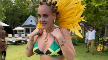 Ez a nap is elérkezett: bikinis képet posztolt Adele!