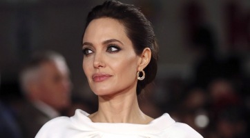 Ez már durva: Angelina Jolie csont és bőr! (képek)