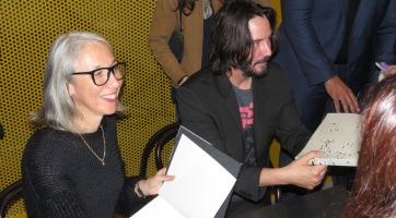 Ezért nem festeti a haját Keanu Reeves barátnője