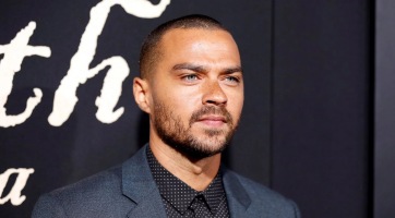 Ezzel a sportriporterrel jár Jesse Williams