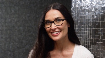 Fekete-fehér esküvői képpel nosztalgiázott Demi Moore