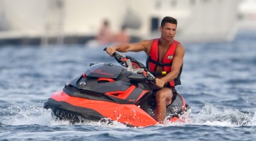 Fia miatt kaphat büntetést Cristiano Ronaldo