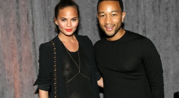 Fürdés közben is megmutatta babáját Chrissy Teigen