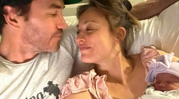 Gólyahír: megszületett Kaley Cuoco kislánya