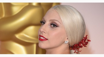 Gusztustalan cipőket kapott párjától Lady Gaga