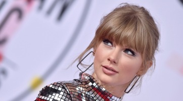 Gyerekkori fotóval rukkolt elő Taylor Swift