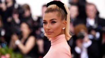 Hailey Bieber újfent tetováltatott