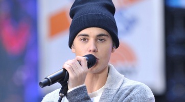 Hajléktalanoknak segített Justin Bieber