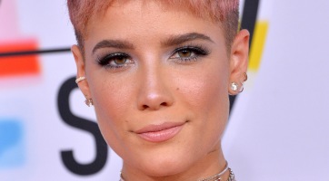 Halsey bármelyik percben szülhet!