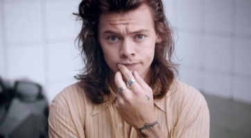 Harry Styles teljesen ledobta a ruháit