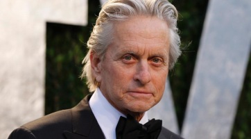 Hatalmas férfiasságával dicsekedett Michael Douglas