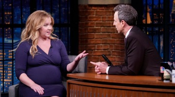 Hatalmas pocakot villantott Amy Schumer