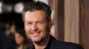 Hatalmasat esett a színpadon a részeg Blake Shelton