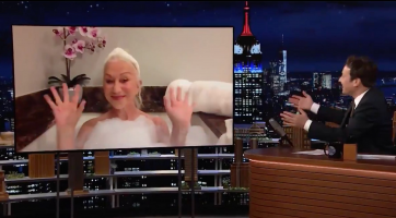 Helen Mirren fürdőzés közben adott interjút