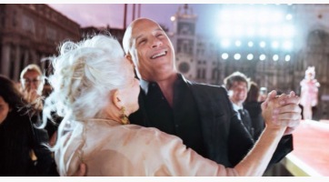 Helen Mirren Vin Diesel karjaiban táncolt az esőben!