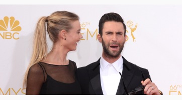 Hivatalos! Adam Levine apa lesz!