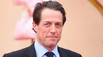 Hugh Grant kiállt Harry herceg döntése mellett