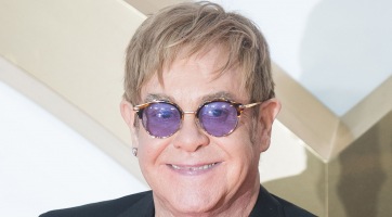 Humanitárius díjjal tüntetik ki Elton Johnt
