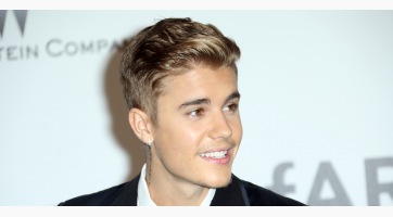 Idióta bajuszt ragasztott magának Justin Bieber (képek)