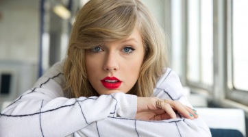 Így alakul Taylor Swift vérszomjas zombivá