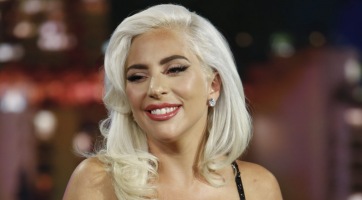 Így fest Lady Gaga menyasszonyi ruhában