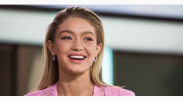 Gigi Hadid kislánya máris Versace ruhában pózol
