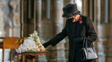 II. Erzsébet királynő is példát statuál