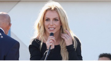 Ilyen elképesztően szexi Britney Spears fellépőruhája