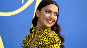 Irina Shayk félmeztelen fotóval köszönt el 2019-től