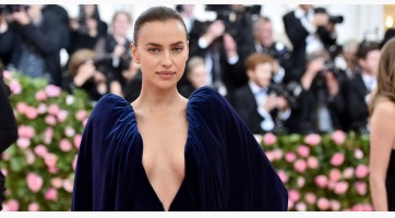 Irina Shayket kislánya tolta a babakocsiban