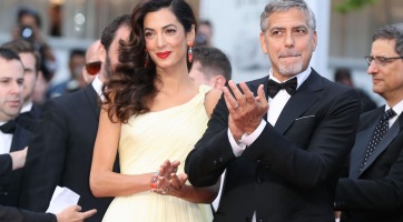 Ismét megmutatta babás pocakját Amal Clooney