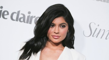 Itt az első fotó Kylie Jenner kisbabájáról