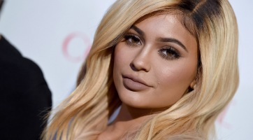 Itt az első szelfi Kylie Jennerről és babájáról
