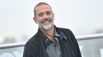 Jeffrey Dean Morgan nagyon beszólt a Sziklának