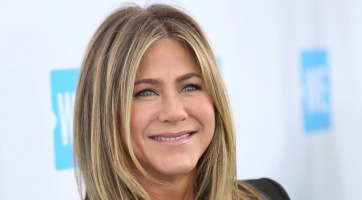 Jennifer Aniston hűtőt tart az autójában