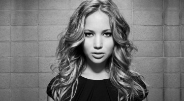 Jennifer Lawrence mosolyt csalt a gyerekek arcára