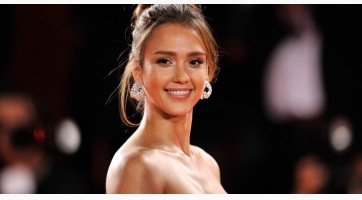 Jessica Alba megvágta az ujját fodrászkodás közben
