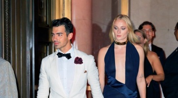 Joe Jonas James Bondnak öltözött