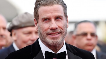 John Travolta teljesen kopasz lett